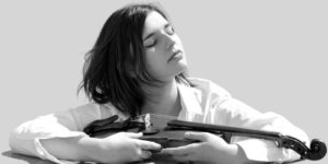 Maria Włoszczowska holding violin, BW